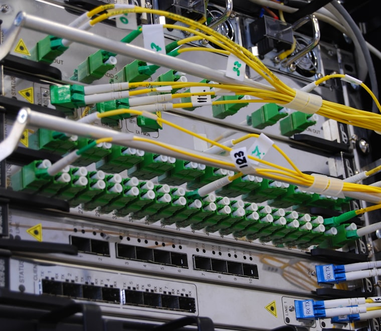 Panel de parcheo de fibra óptica en un armario de comunicaciones